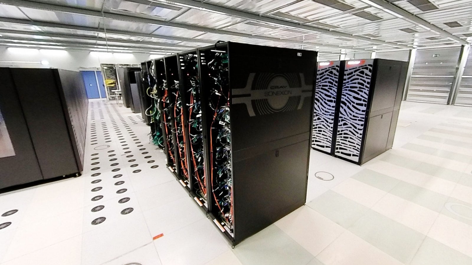 V superpočítači je 2400 disků o kapacitě 14 TB. Celkem tedy superpočítač uloží až 25 PB dat.