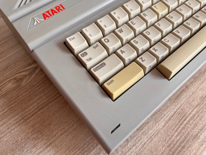 Autor: Michal Tauchman, podle licence: <a href="http://creativecommons.org/licenses/by-sa/4.0/deed.en">CC BY-SA 4.0</a> Doručený Atari 65XE.