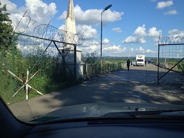 Abcházie. Hraniční most přes řeku Inguri. Směr z Abcházie do Gruzie.