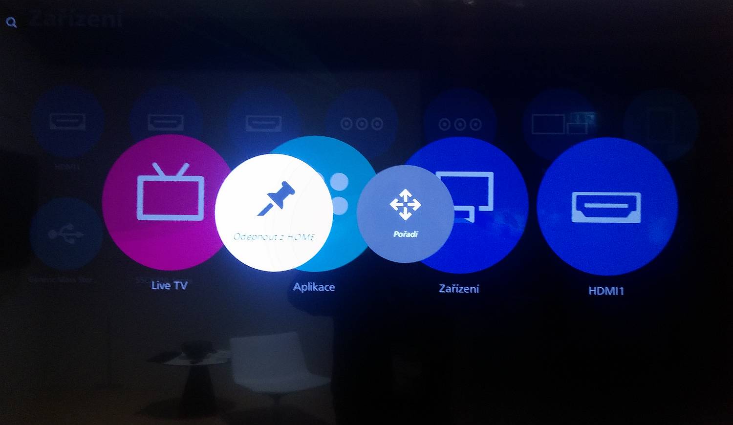 Vybranou položku můžete z úvodní obrazovky odebrat pomocí volby "Odepnout z Home" nebo ji přestěhovat na nové místo.