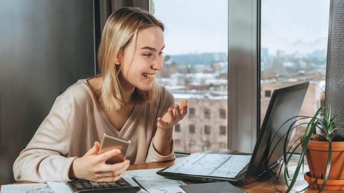 Mladí lidé mění trendy ve spoření. Generace Z vkládá své peníze do kryptoměn, crowdfundingu či investičních aplikací