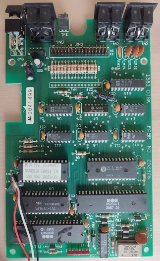 Celkový pohled na plošný spoj obsahující hlavní elektroniku jednotky.