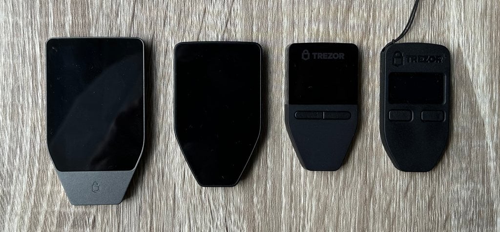 Autor: Tomáš Krause, podle licence: <a href="https://creativecommons.org/publicdomain/mark/1.0/deed.en">Public Domain</a> Trezor Safe 7 - velikosti