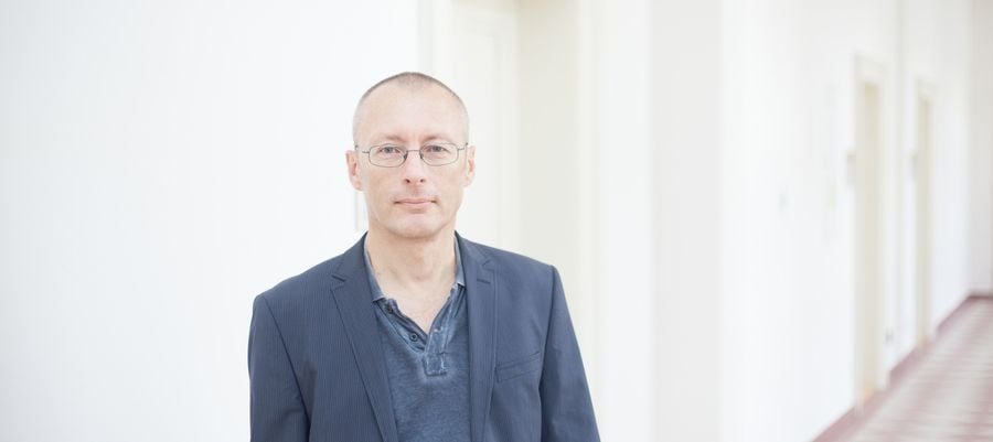 „1. LF UK, největší lékařská fakulta, aktivně rozšiřuje jak svou klinickou základnu, tak síť vlastních i externích vědeckých pracovišť a institucí. Aktivní přístup v této oblasti je dvojnásob důležitý v době, kdy má financování našeho medicínského školství stagnující tendenci,“ říká děkan 1. LF UK prof. MUDr. Aleksi Šedo, DrSc.