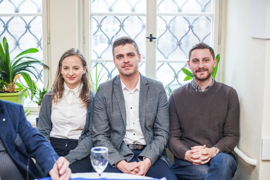 Michal Mihalovič (uprostřed), student 5. ročníku všeobecného lékařství, hodnotí svoji osobní zkušenost klinické praxe v pražském IKEMu jen pozitivně. „Doktoři se mi snažili věnovat v co největší míře. Podrobně mi vysvětlovali diagnózy, příčiny vzniku a následně léčbu vzniklé nemoci. Také se mě v co největší míře snažili zapojit do vyšetření pacientů a měl jsem i možnost několikrát asistovat při operacích. Překvapilo mě, že doktoři se mnou často komunikovali jako s kolegou a poslouchali mé názory,“ říká předseda Spolku mediků českých 1. LF UK.