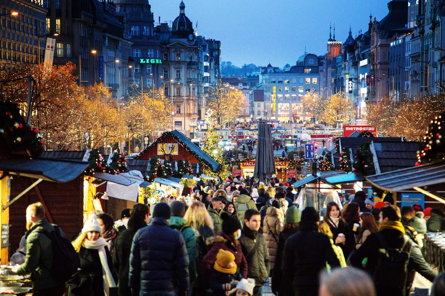 Adventní trhy jsou zakázané. Jak to vypadá ve vánoční Praze?