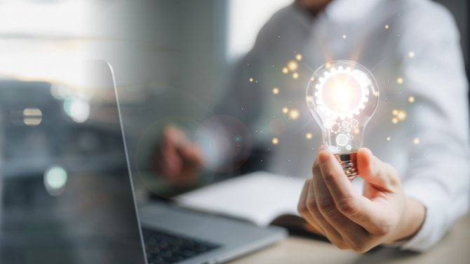 Technologie globálního internetového připojení pro podnikání a digitální marketing. Muž drží žárovku Globální internetové připojení. Finance a bankovnictví, technologie digitálního propojení, big data