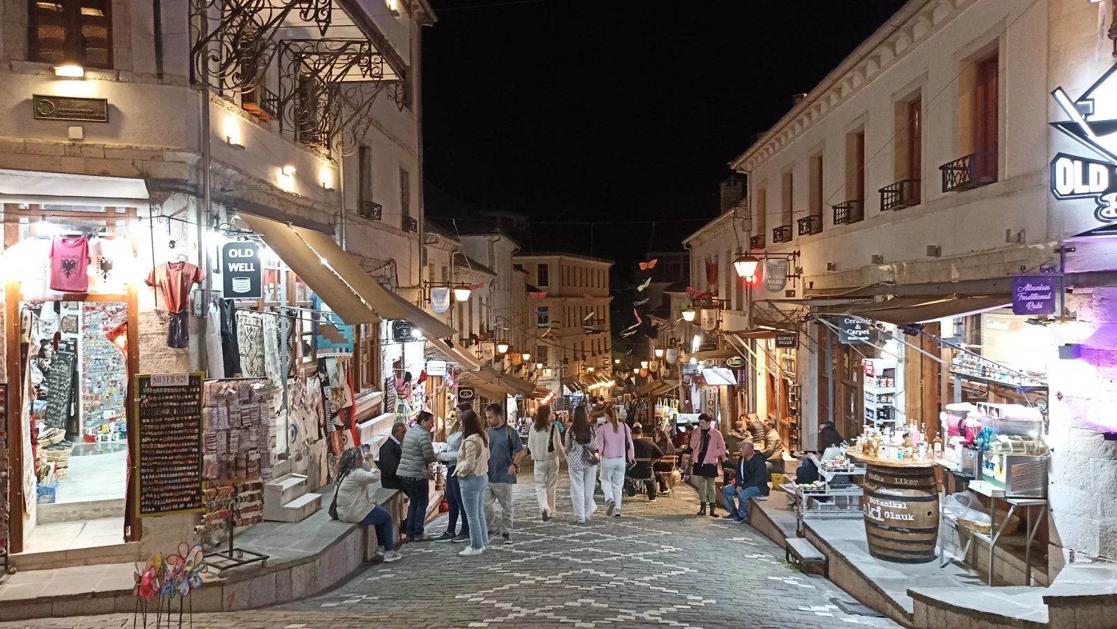 Večer na starém bazaru ve městě Gjirokastra