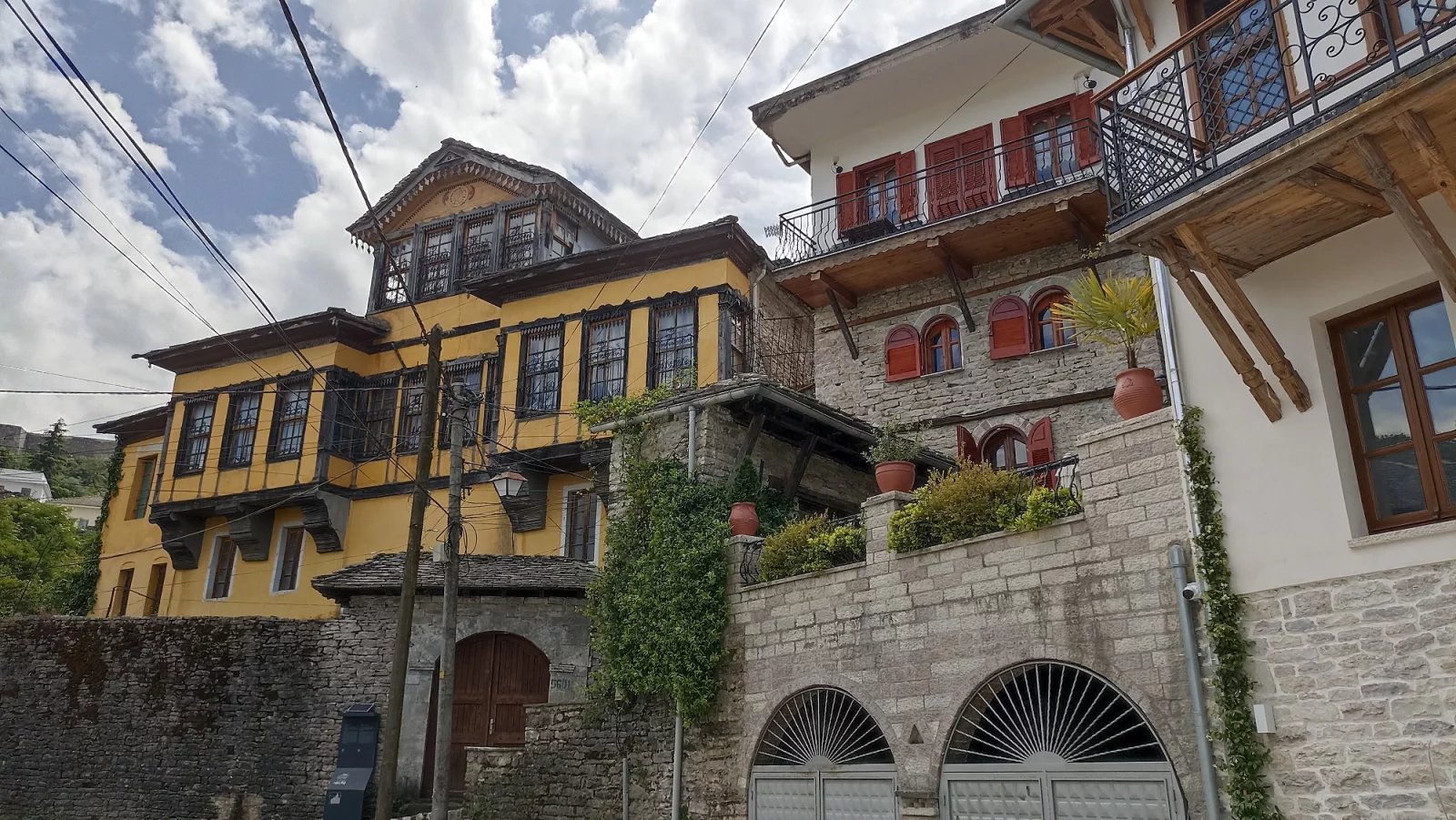 Staré domy ve městě Gjirokastra