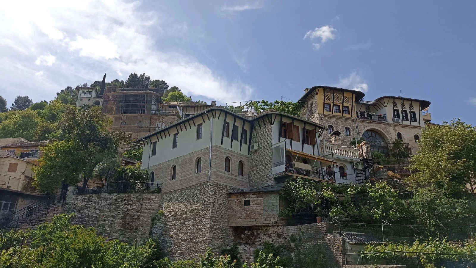 Staré domy ve městě Gjirokastra