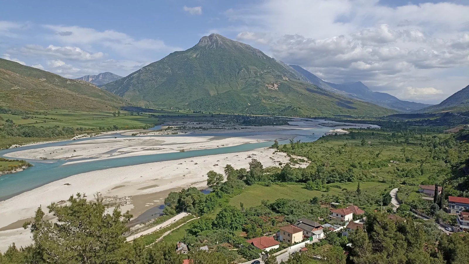 Hory u města Tepelene