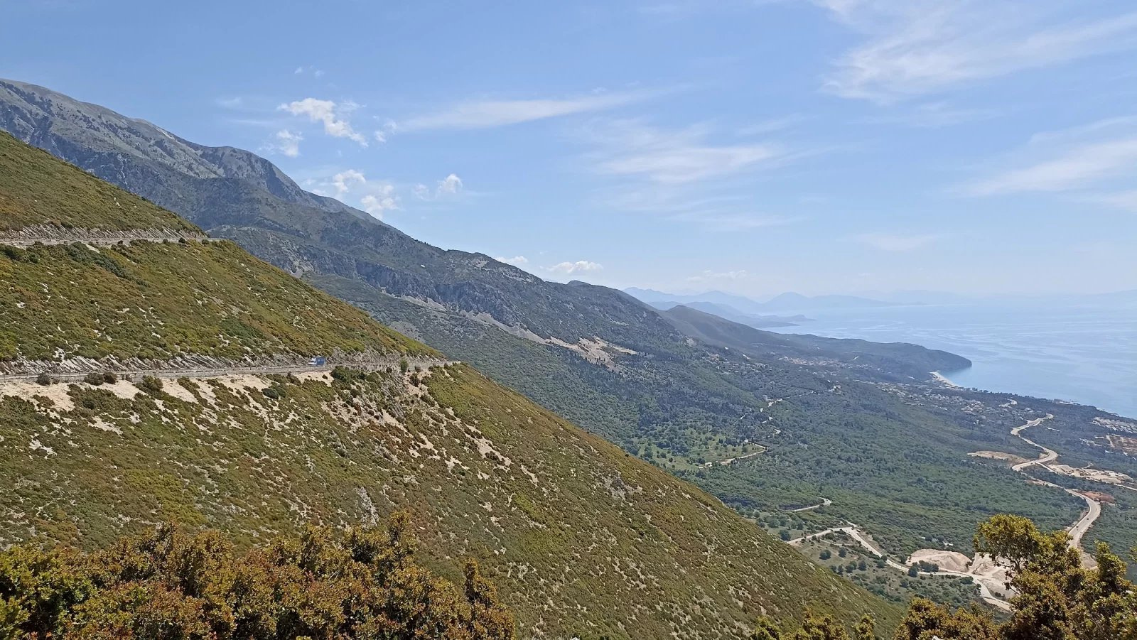 Výhled z Llogarského průsmyku