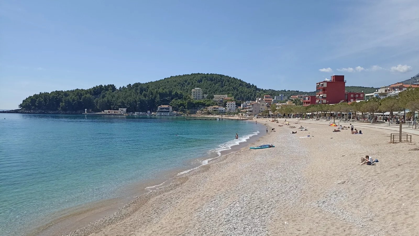 Pláž ve městě Himara