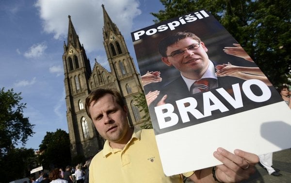 2010-07-demonstrace-nesouhlasu-s-odvolc3a1nc3adm-ministra-pospc3