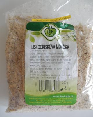 Lískooříšková moučka. Kategorie: Falšované potraviny. Nevyhovující parametr: arašídy (jako alergen). Výrobek obsahoval arašídy v množství značně vyšším než pouze stopovém. Spotřebitel tak byl uváděn v omyl označením: "Výrobek může obsahovat stopy arašídů". Výrobce: Ing. Bohumil Kratochvíl - IBK TRADE, Praha 6. Místo kontroly: AHOLD Czech Republic, a.s. Přerov