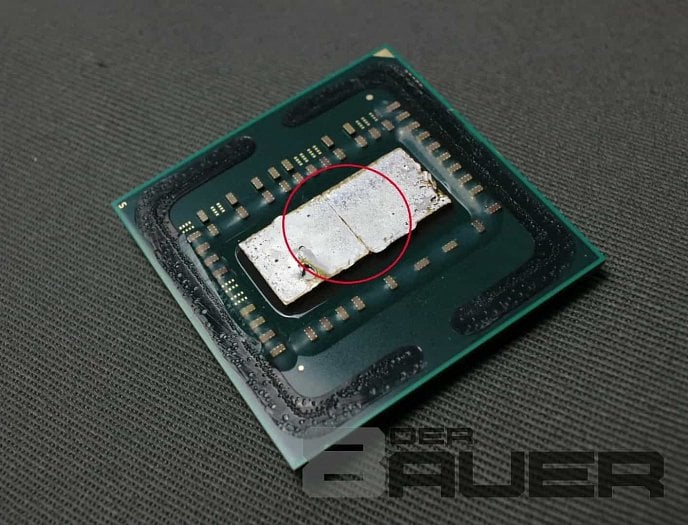 Ryzen po odstranění rozvaděče tepla. Vidět je zřejmě indiová pájka, jíž je kryt přiletován