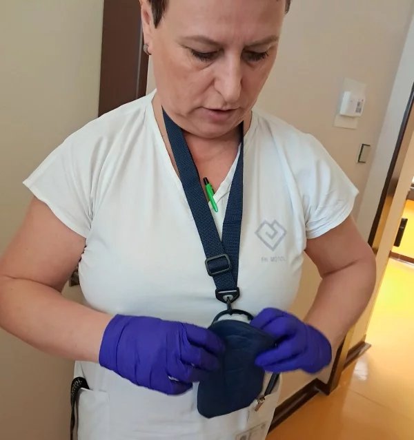 Malou infuzní pumpu lze nosit přes rameno, na krku i kolem pasu.