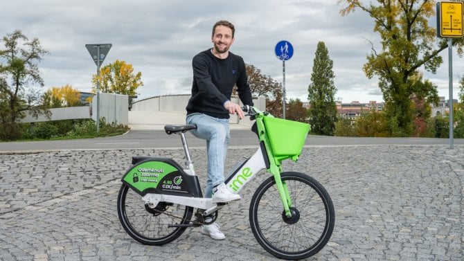 Musejí stáhnout z Prahy koloběžky, tak se obracejí k elektrokolům. Lime jich do města nasazuje tisícovku