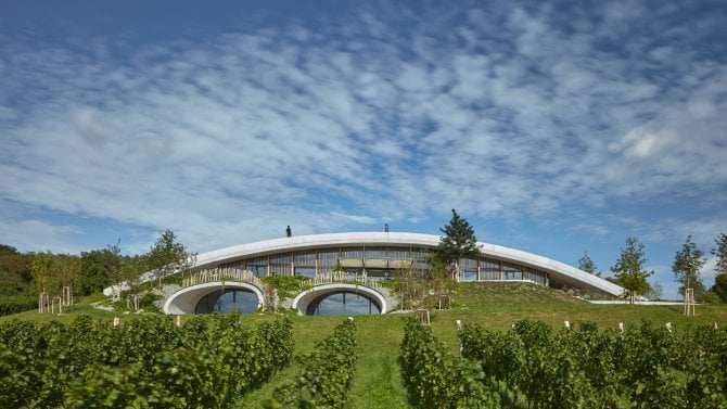 Architektura s příchutí „terroiru“. Moderní česká vinařství nabízejí místa, kde si lze sklenku vychutnat v harmonii s okolní krajinou