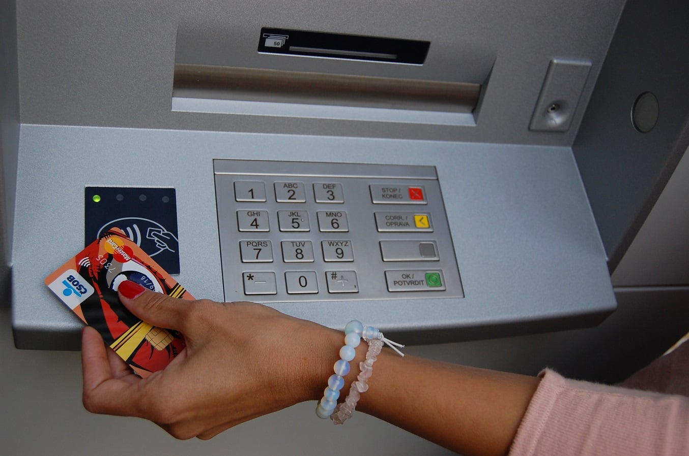 Bankomat ČSOB akceptující i bezkontaktní karty.