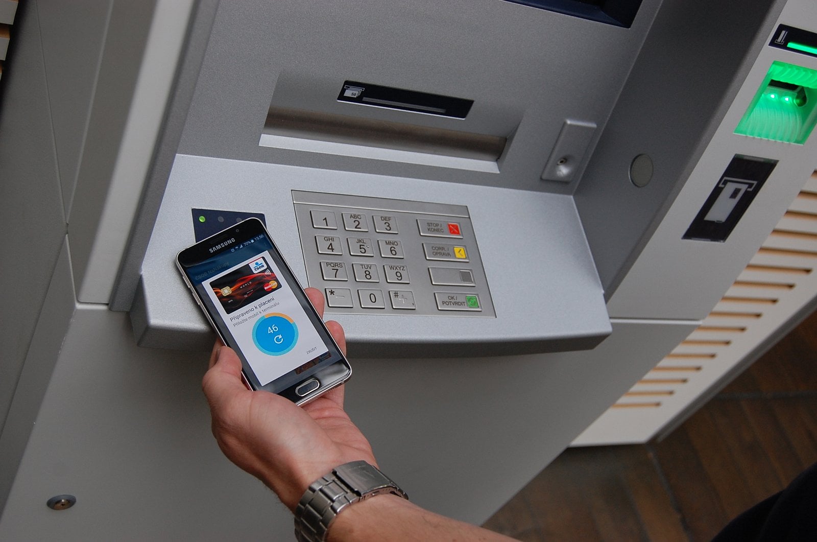 Bankomat ČSOB akceptující i bezkontaktní karty.