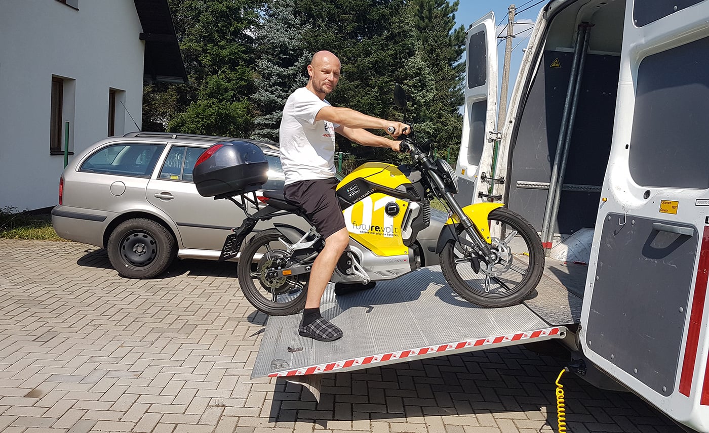 Postupně začala firma v Praze půjčovat i elektrické motorky. Na snímku spoluzakladatel firmy Martin Matoušek.