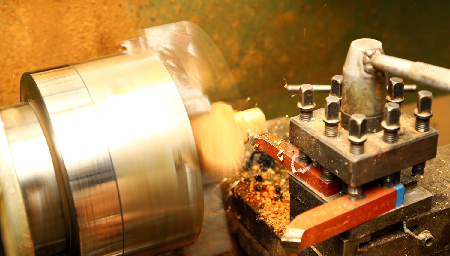 V dýmkařské dílně.