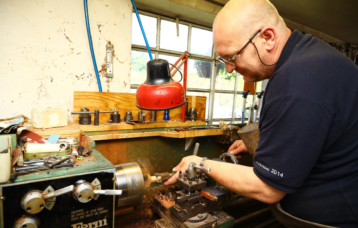 Práce na soustruhu je jednou z důležitých fází při výrobě nové dýmky.