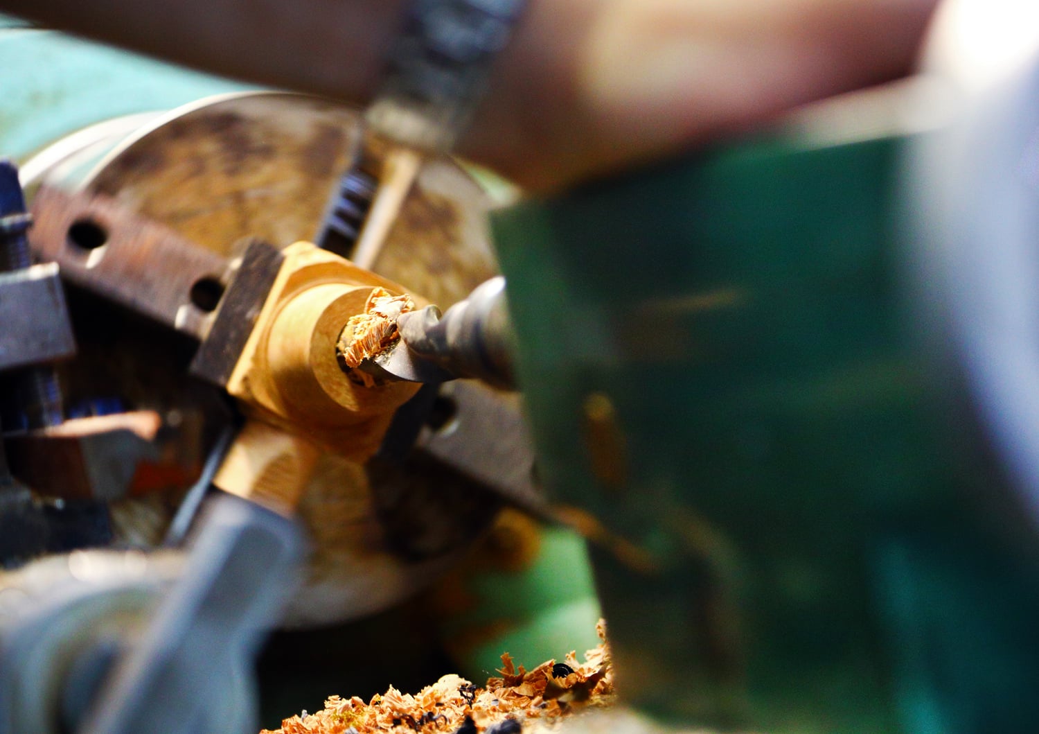 Na soustruhu je třeba vyvrtat tabákovou komoru a kouřový kanálek, aby k sobě pasovaly.