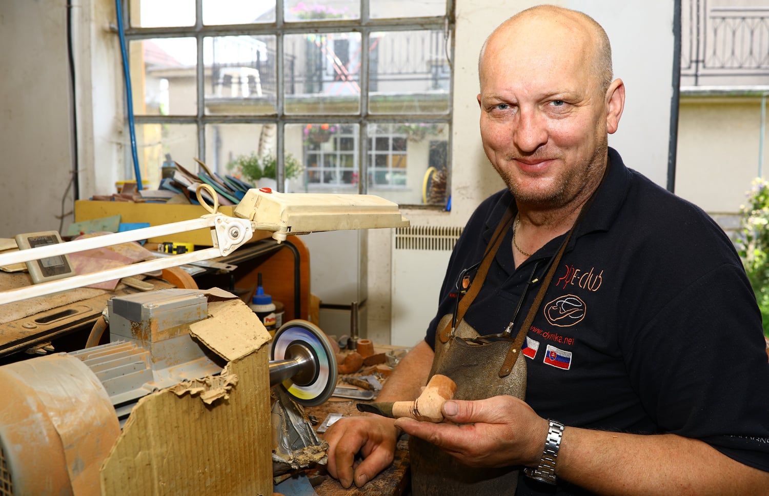 Dýmka v procesu broušení.