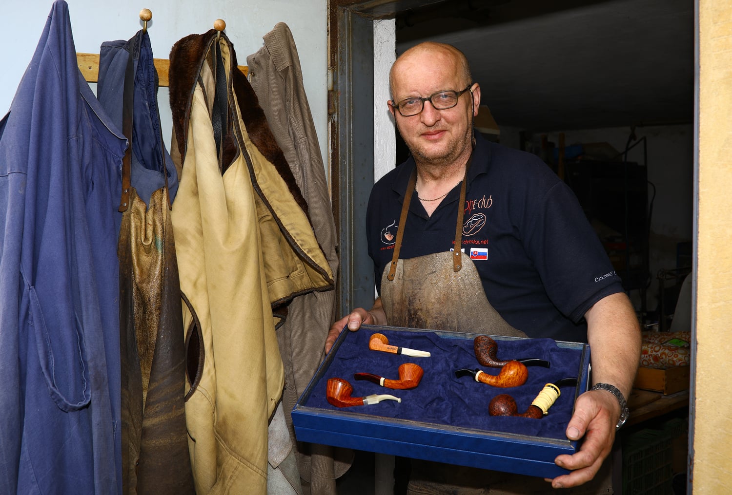 Jan Klouček s dýmkami ze své dílny.