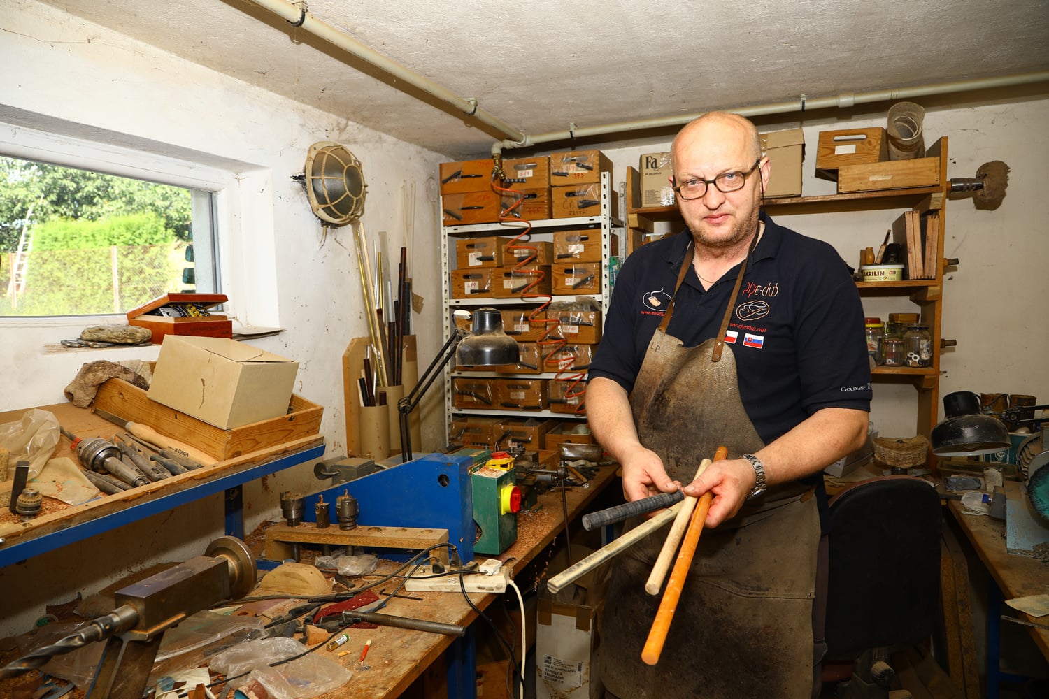 Na náustky se využívá ebonit nebo akryl, ale i rohovina.