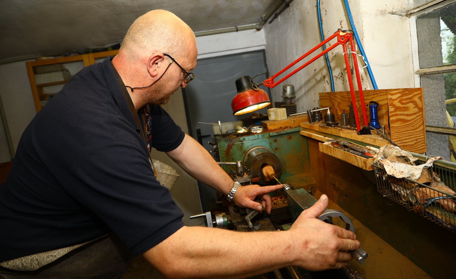 Jan Klouček ve své dílně v Kostelci nad Černými lesy.