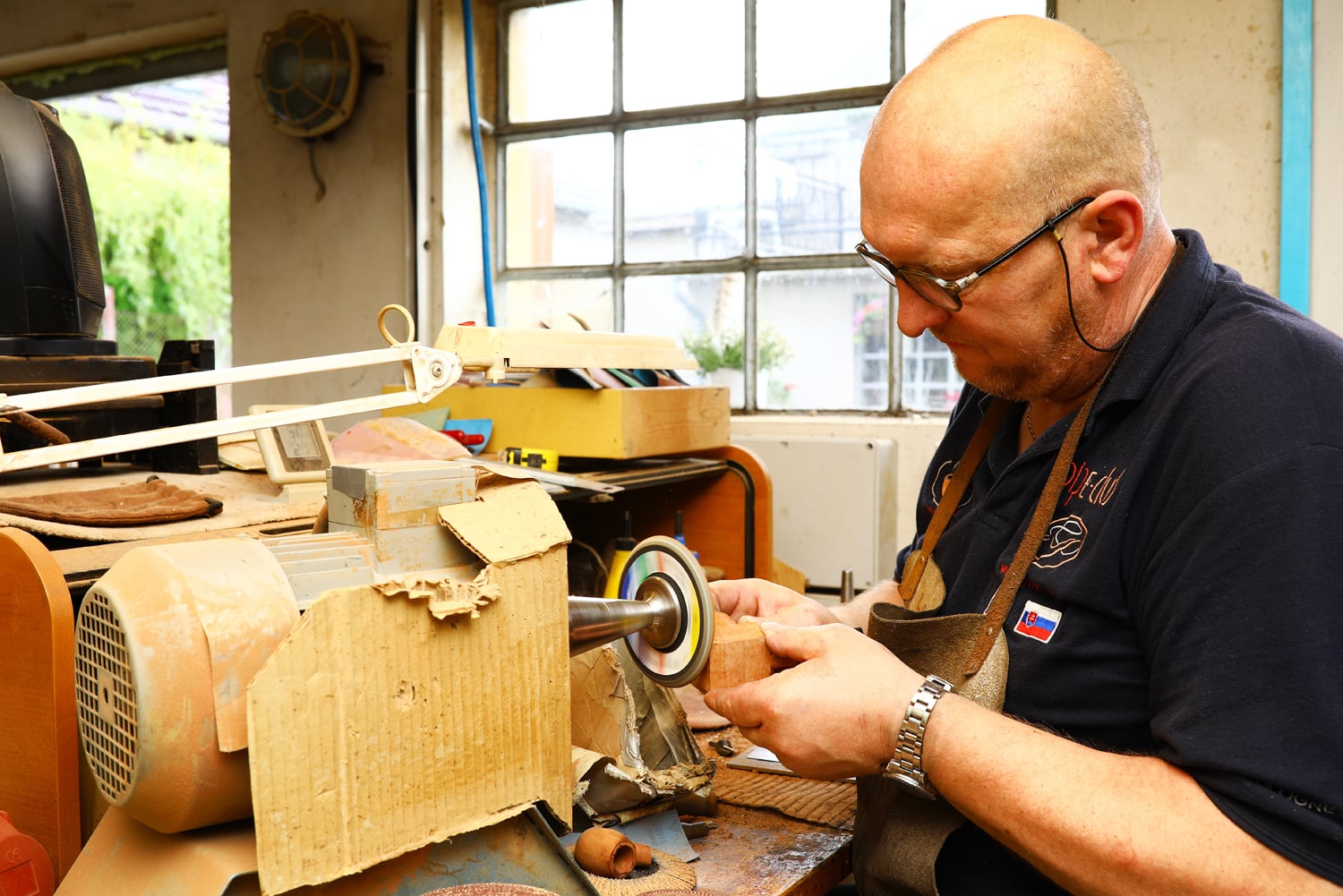 Vysoustružený základ dýmky je třeba ručně obrousit do finálního tvaru.