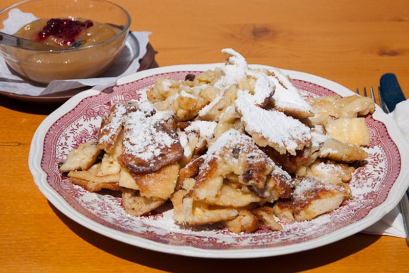Zastávka během lyžování a Kaiserschmarren s jablečným pyré a brusinkami