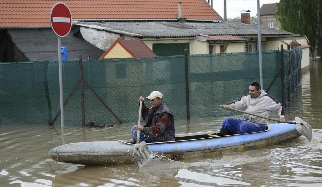 2011-11-povodnc49b-pokrac48dujc3ad-voda-v-mc49blnc3adku-stoupc3a
