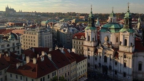 Náhledový obrázek - Čínský turista přichází. Jeho snem je Paříž, nyní ale objevuje i Prahu