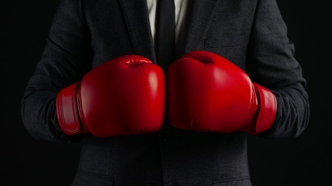 Nadbytečná regulace vs. snaha omezit střet zájmů. O co jde ve sporu České národní banky a finančních