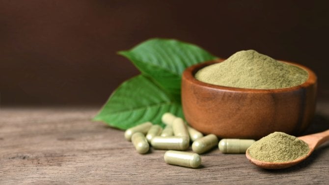 Miska s kratomem a kapsle s kratomem