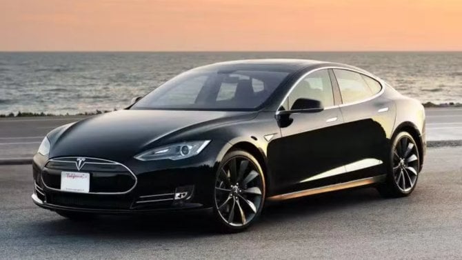 Tesla zveřejní software a dokumentaci Modelů S a X. Vlastní auto z ní nepostavíte, přesto hromada lidí jásá