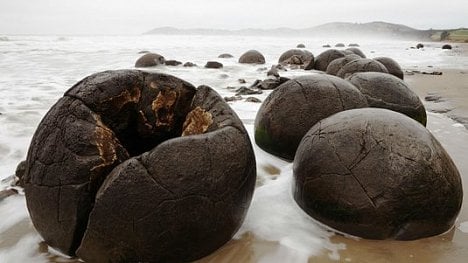 Náhledový obrázek - Moeraki Boulders: Dokonalé koule uprostřed ničeho