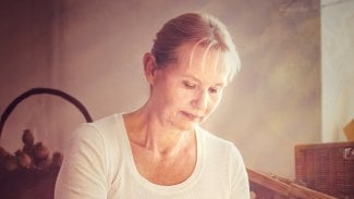 Marie Šuranská vyrábějící z kukuřičného šustí