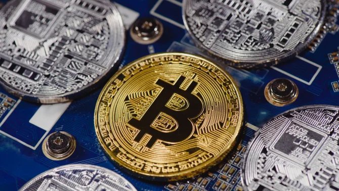 Stanjura chce vysoké příjmy z prodeje akcií a kryptoměn osvobodit od daně