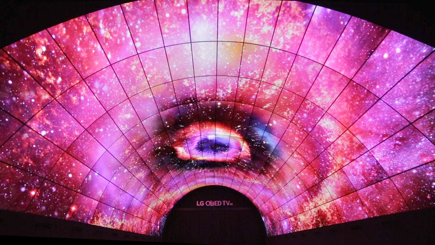 IFA 2016 - LG OLED tunel