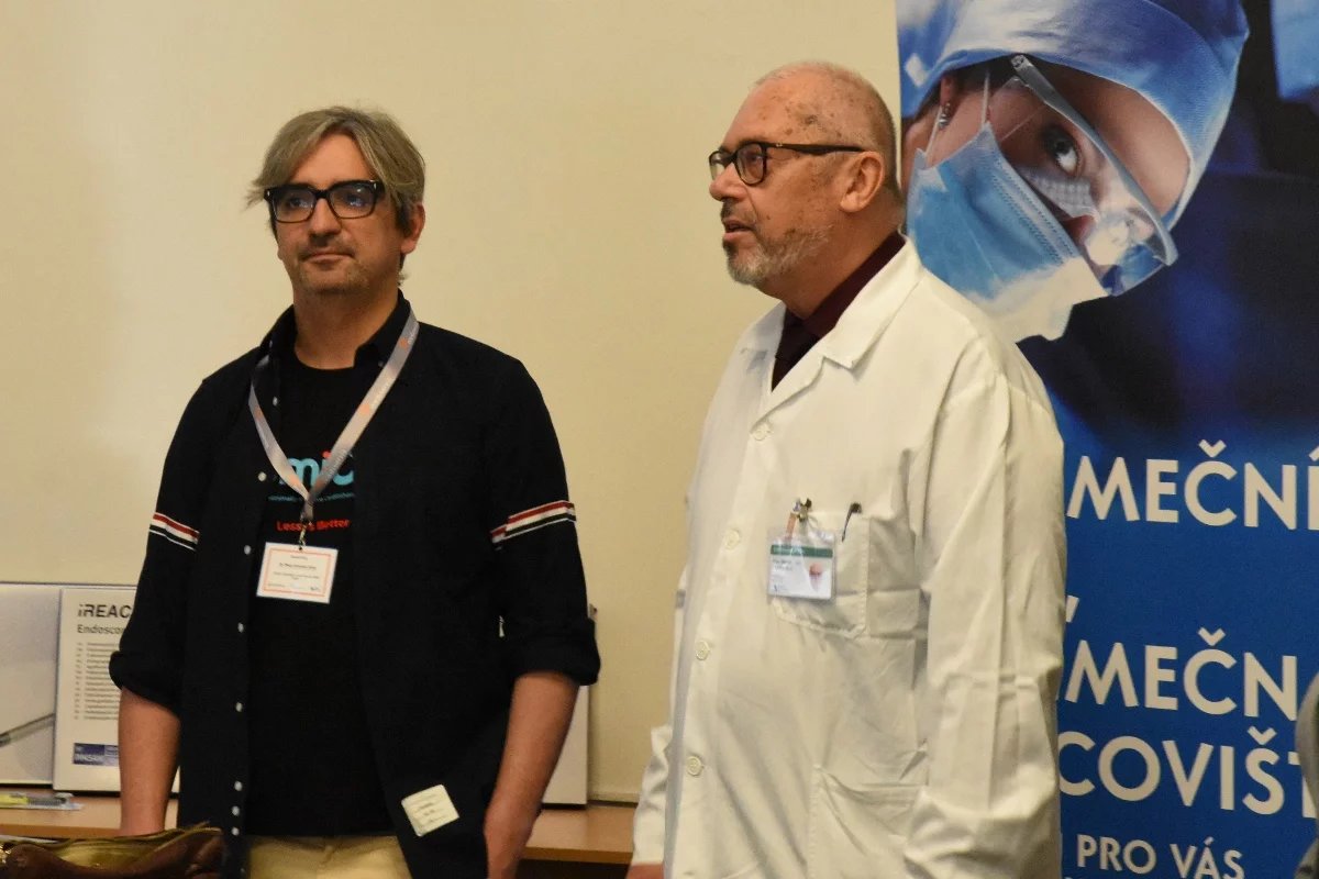 Španělský hrudní chirurg Diego Gonzales Rivas (vlevo) je průkopníkem metody VATS. Na snímku je s přednostou Chirurgické kliniky FN Bulovka Janem Fantou.
