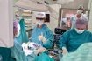 V jedné z metod miniinvazivní hrudní chirurgie je školil španělský lékař Diego Gonzales Rivas, průkopník metody známé v medicíně pod zkratkou VATS.