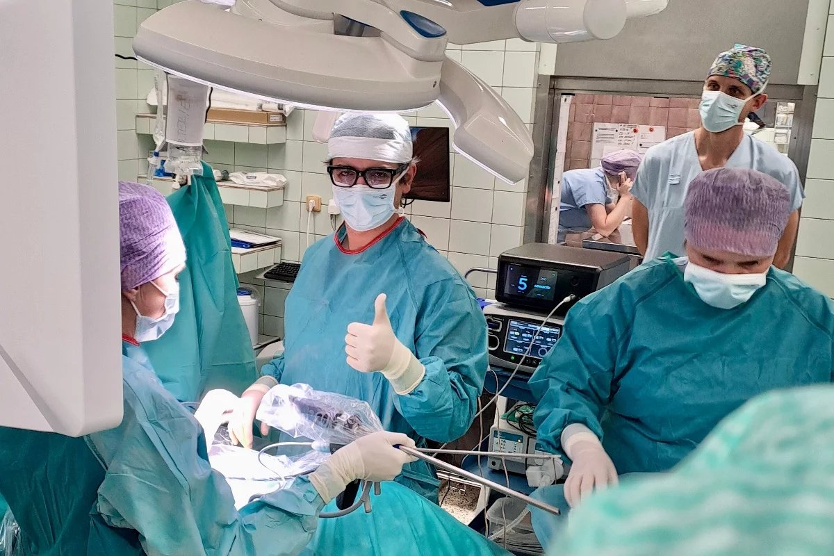 V jedné z metod miniinvazivní hrudní chirurgie je školil španělský lékař Diego Gonzales Rivas, průkopník metody známé v medicíně pod zkratkou VATS.