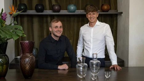 Na rodinnou tradici odkazuji s hrdostí, říká sklář Klimčák. Se svou značkou Klimchi reprezentuje české řemeslo napříč celým světem