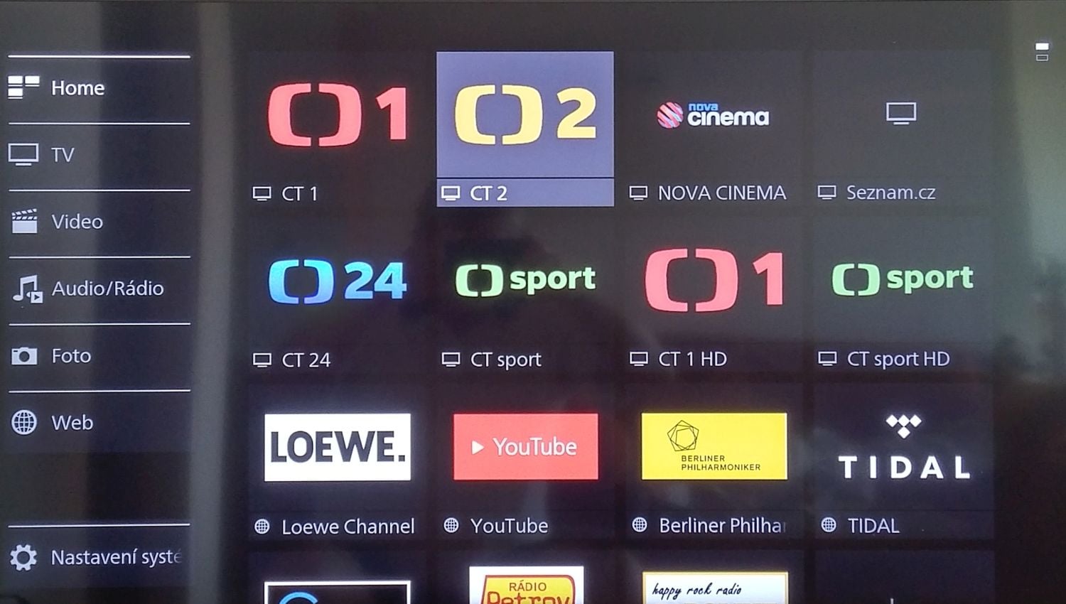 Nabídka, kterou vyvoláte tlačítkem Home. Na prvním místě se objevují vybrané oblíbené stanice, aplikace či třeba internetová rádia. Vše je snadno upravitelné.