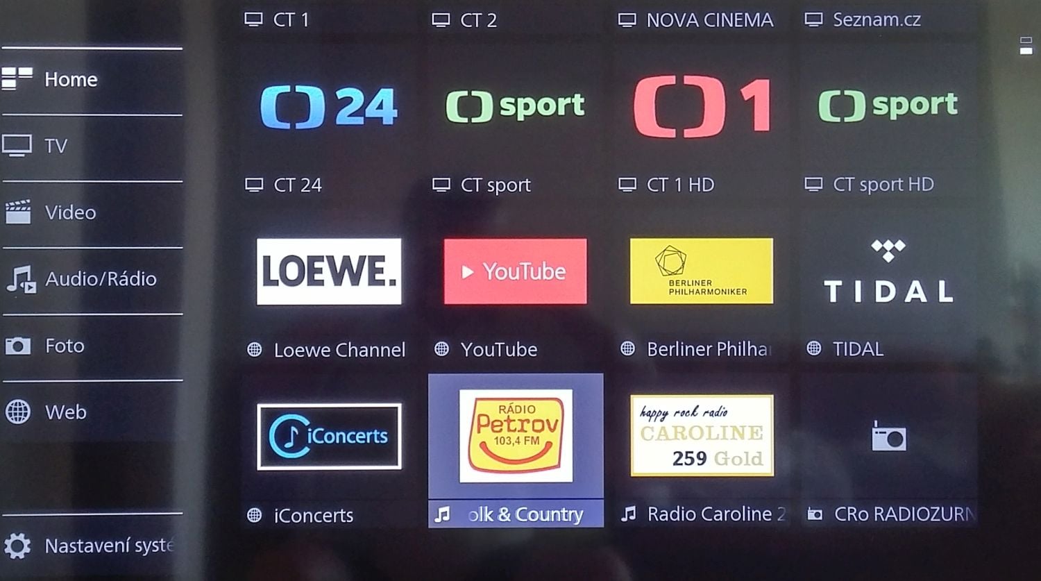 Ta samá nabídka, kterou vyvoláte tlačítkem Home. Od stanice Petrov vpravo, ale vidíte nově přidané ikony rozhlasových kanálů. Přidat ale můžete třeba i televizní.